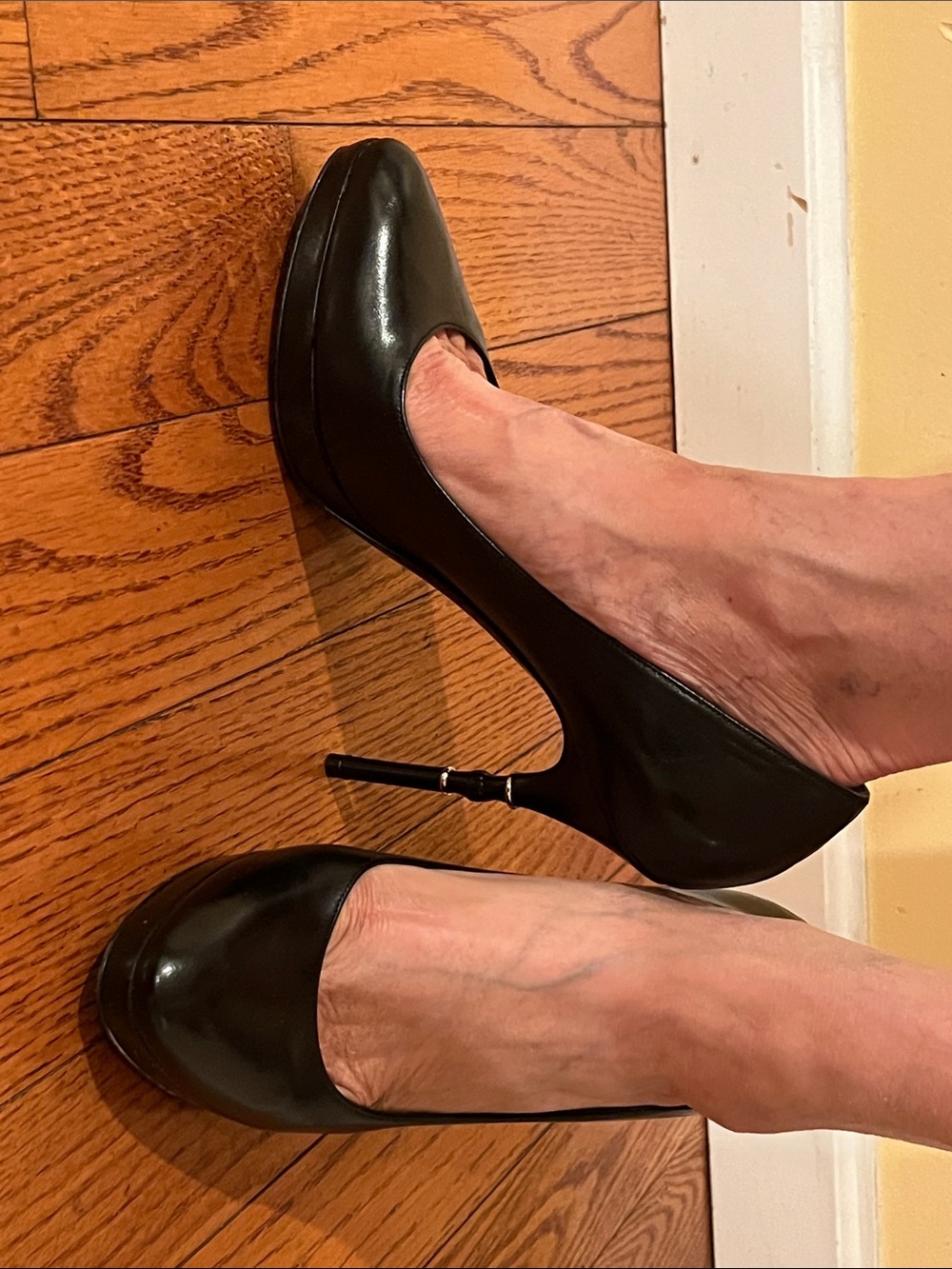 Gucci Classic Black High Heel Pumps for Women. Made in Italy